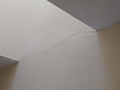 Wall crack photo 1